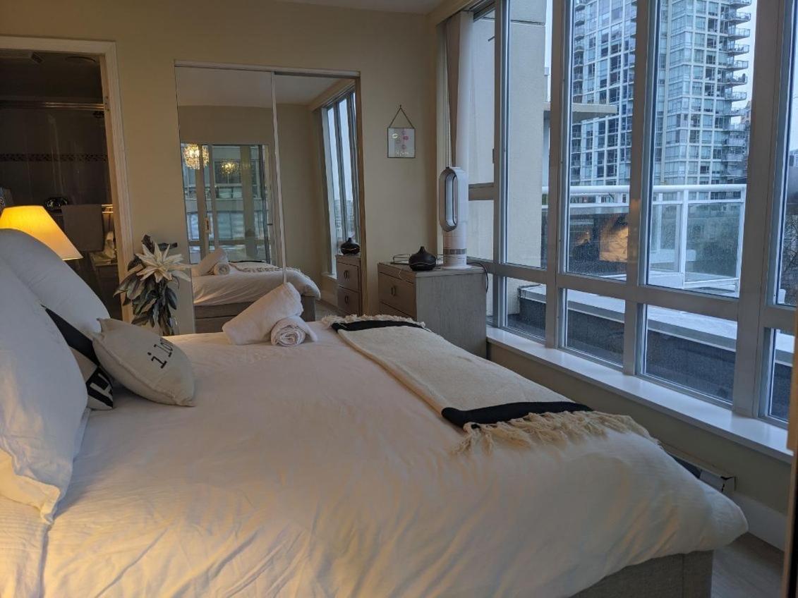 Penthouses Of Beach Ave Vancouver Exteriör bild