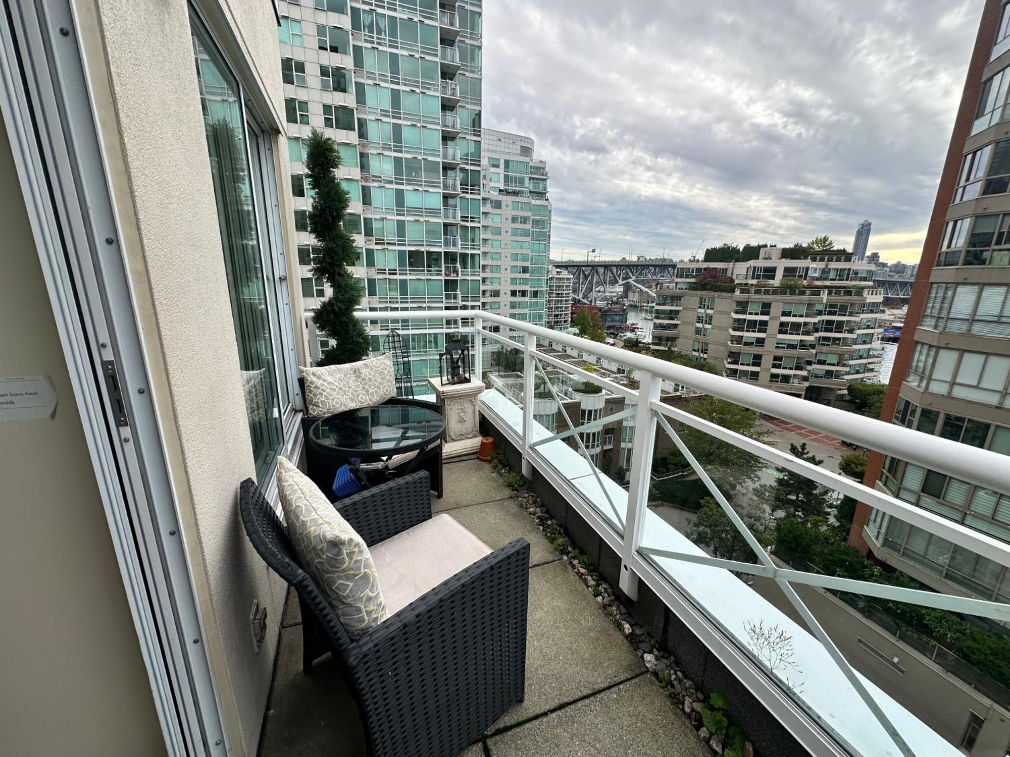 Penthouses Of Beach Ave Vancouver Exteriör bild